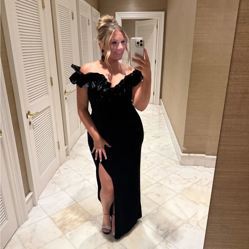 Elegant Black Off-Shoulder Dress - Picture 1 of 1